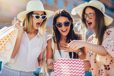 smiling friends with shopping bags